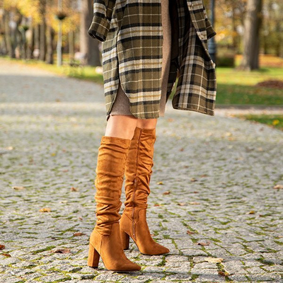 Braune Damenstiefel auf dem Lunabell Post - Footwear