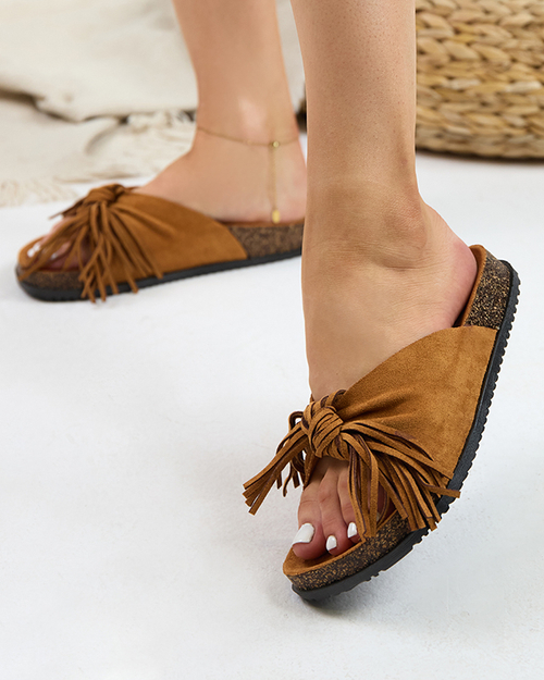 Коричневі жіночі шльопанці з бахромою Guttis