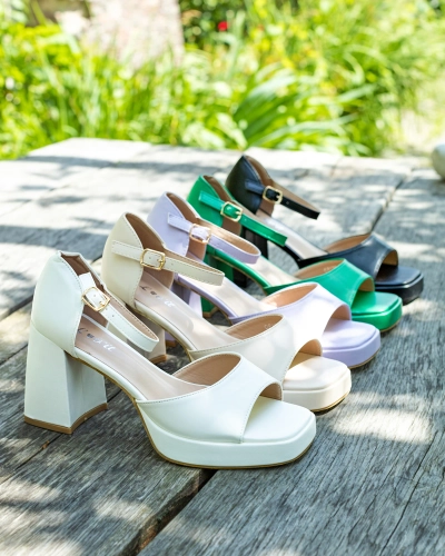 OUTLET Royalfashion Schwarze Damen-Sandalen auf einem Pfosten Spogge