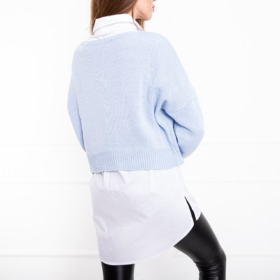 Блакитний жіночий светр з білою сорочкою