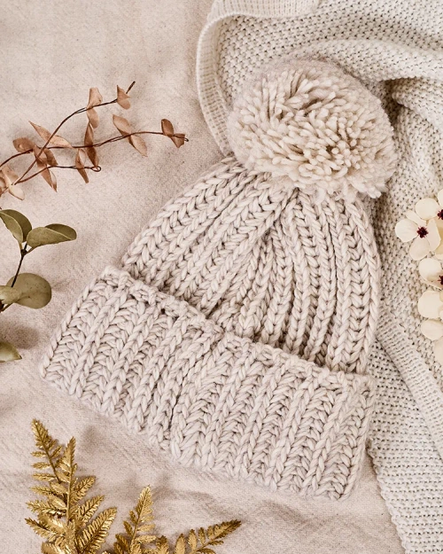 Жіноча в'язана шапка Royalfashion з помпоном