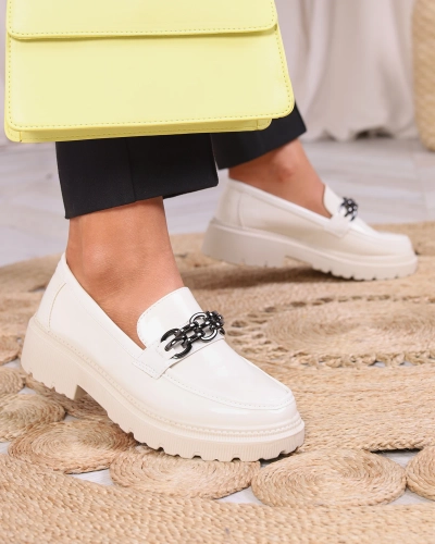 Damen lackierte Mokassins in Creme Farbe Adolos- Footwear