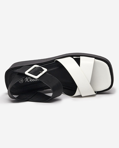 Weiße und schwarze Öko-Ledersandalen für Damen an den Scozi-Keilschuhen