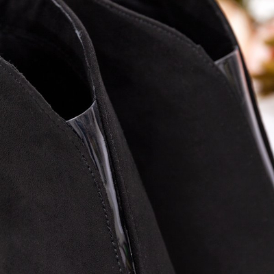 Schwarze Stiefel mit einem Ausschnitt vorne an einem höheren Absatz von Musa Blush - Schuhe 1