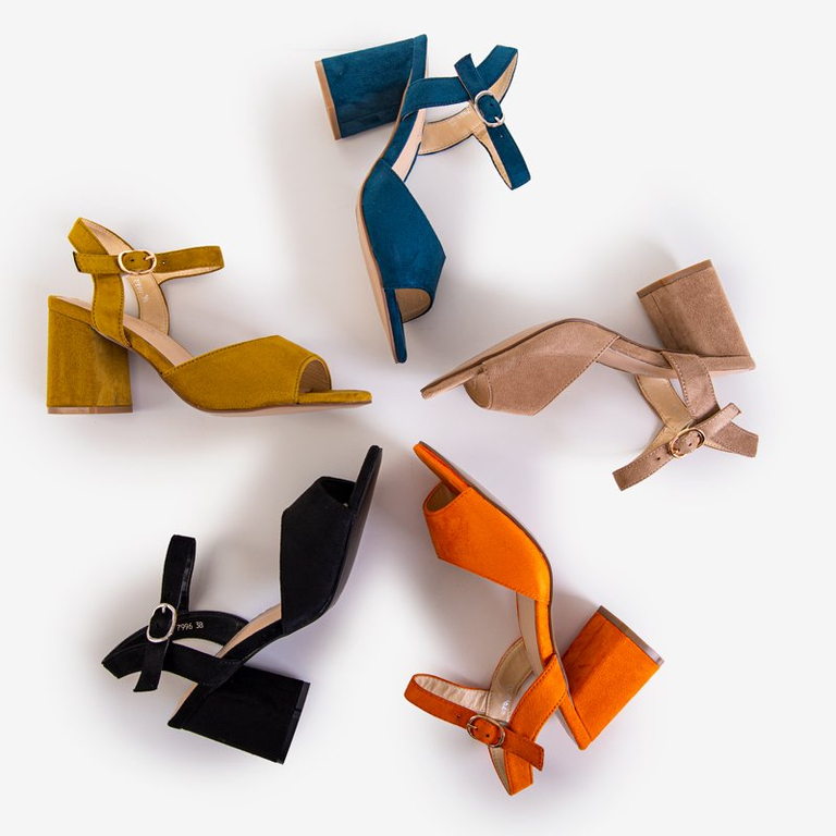 Grüne und gelbe Sandalen auf der Post Elga - Schuhe