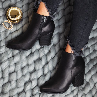 Schwarze Stiefeletten auf dem Pfosten von Shani - Schuhe
