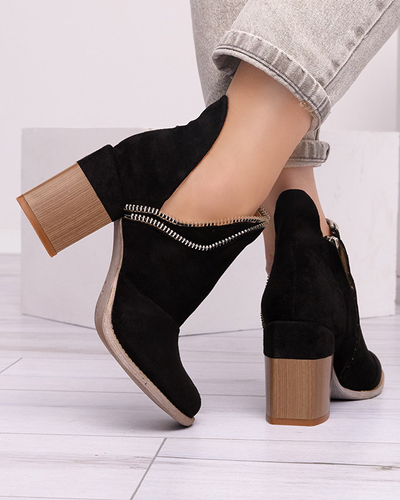 Schwarze isolierte Damenstiefel auf einem Pfosten Mukis - Footwear