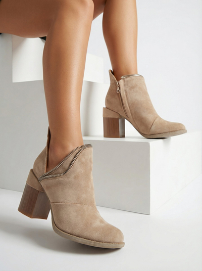 Hellbraune isolierte Damenstiefel auf einem Pfosten Mukis - Footwear