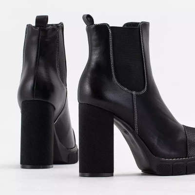 OUTLET Schwarze Damenstiefel auf hohem Posten von Naqiela - Schuhe
