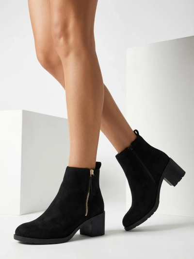 Royalfashion Schwarze Damenstiefel aus Öko-Wildleder Rejerry