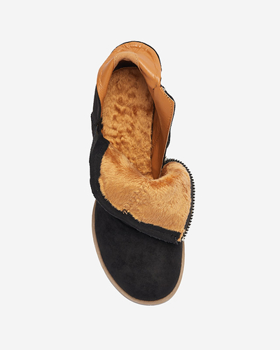 Schwarze isolierte Damenstiefel auf einem braunen Karela-Pfosten - Schuhe