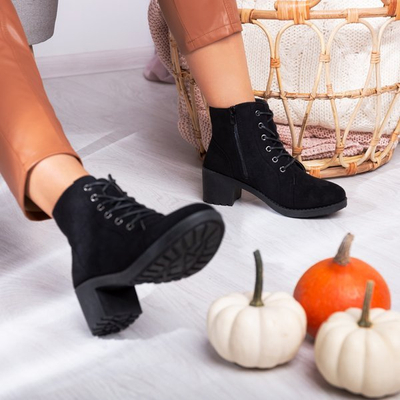 Schwarze Stiefeletten an einem höheren Pfosten Nemesis - Footwear