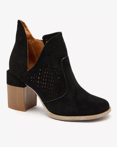 Royalfashion Schwarze Damenstiefel auf einem Pfosten und mit einem Ausschnitt Neafla