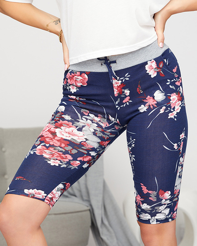 Gemusterte 3/4-Damenshorts in Marineblau und Pink. Übergrößenmode