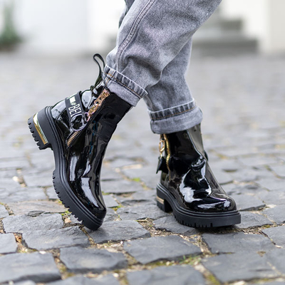 Чорні жіночі лаковані ботильйони з ремінцем Alless