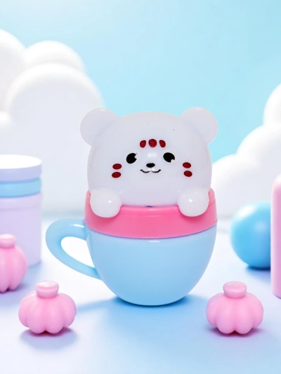 Kinder-Lippenbalsam mit einem Bären in einer Tasse — spendet Feuchtigkeit und regeneriert