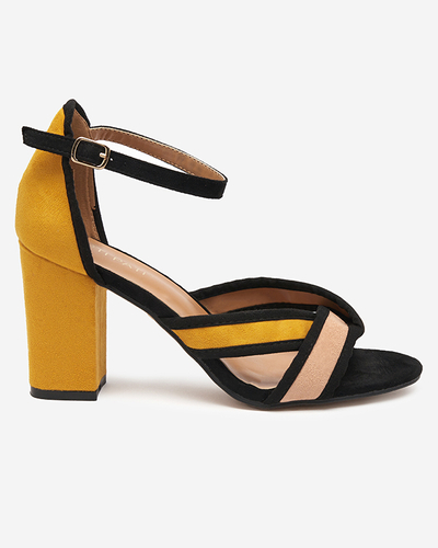 Senffarbene Damensandalen auf einem Pfosten Usuhi - Footwear