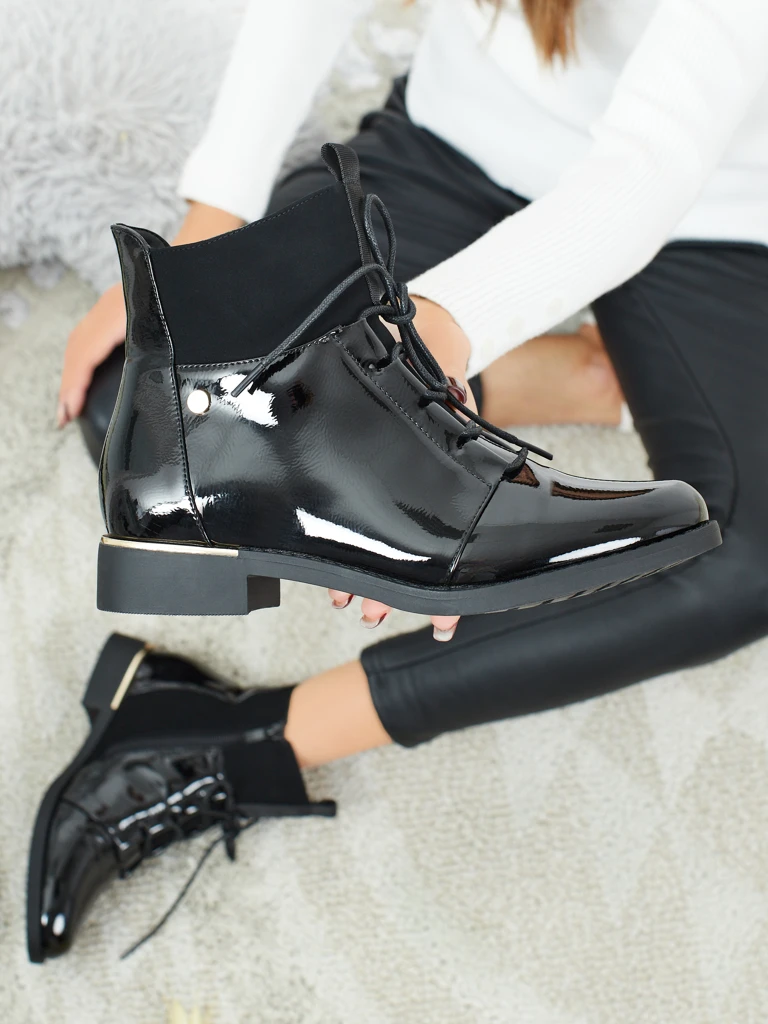 Lackierte Damenstiefeletten Avoria mit Schnürung