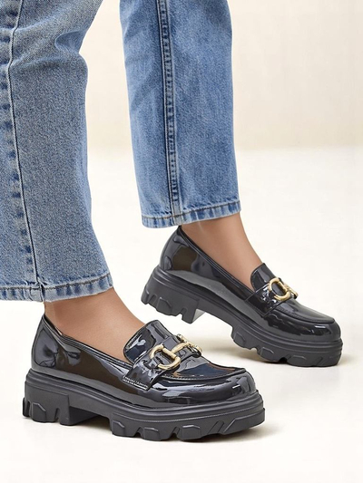 Royalfashion Damen Slipper aus Lackleder mit Verzierung Schwarzer Samt