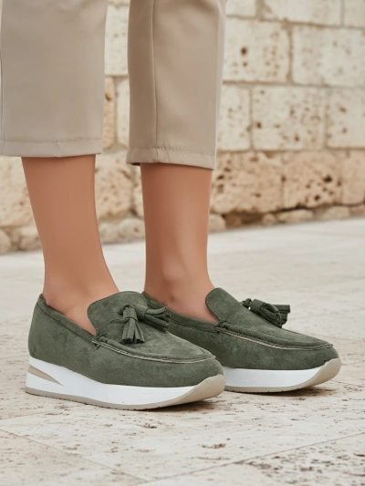 Aurelia Verde – Grüne Damen Mokassins aus Eco-Wildleder mit 4 cm Keilabsatz