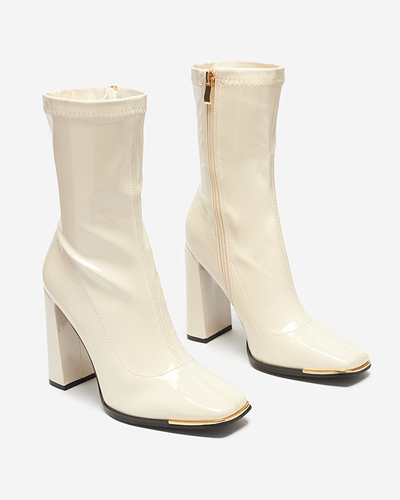 Cremefarbener Damen-Lackstiefel auf dem Rekila-Pfosten - Schuhe