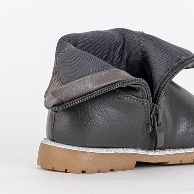 Graue Mädchenstiefel mit dekorativem Nokimi-Shoes-Obermaterial