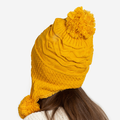 Gelbe isolierte Damenmütze mit Pompons - Accessoires