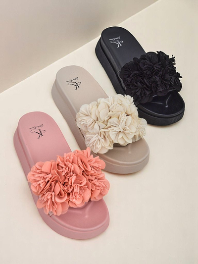 Royalfashion Damensandalen mit kleinen Friesenblumen