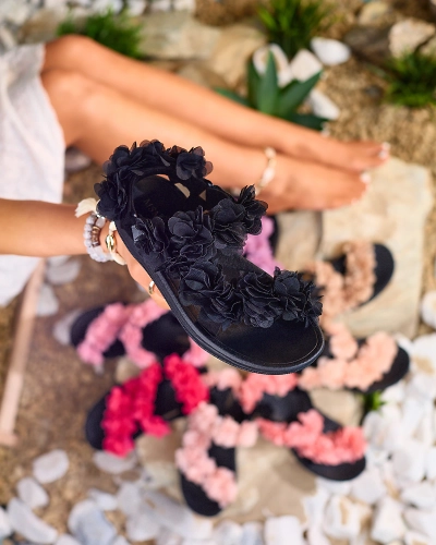 Royalfashion Schwarze Damensandalen mit Blumen Alferroy