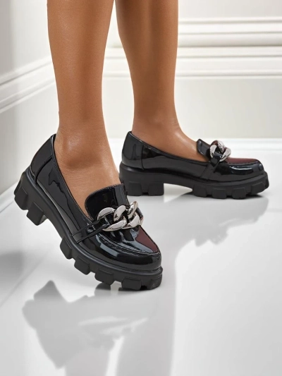 Damen Loafers Hera Nero aus lackiertem Eco-Leder mit Kette, Frühling