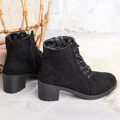 Schwarze Stiefeletten an einem höheren Pfosten Nemesis - Footwear