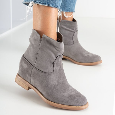 Graue Stiefel a'la Cowboystiefel auf einem bedeckten Keil Terband - Schuhe