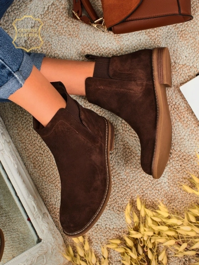 Cuoio Elegante: Braune Wildlederstiefeletten für stilvolle Frauen