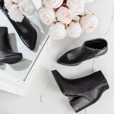 Schwarze Stiefeletten auf dem Pfosten von Shani - Schuhe