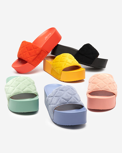 Рожеві стьобані шльопанці на платформі Koriner