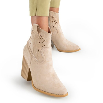 Beigefarbene Cowboystiefel auf der Belieu-Post - Schuhe