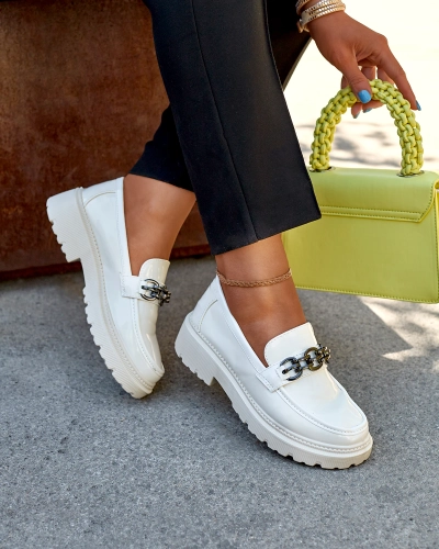 Damen lackierte Mokassins in Creme Farbe Adolos- Footwear