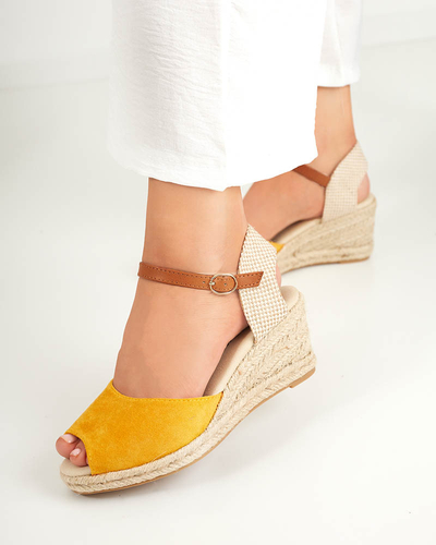 OUTLET Gelbe Damensandalen a'la Espadrilles auf Keilabsatz Nexi - Schuhe