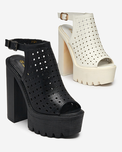 Cremefarbene durchbrochene Damensandalen auf dem Asage-Footwear-Post