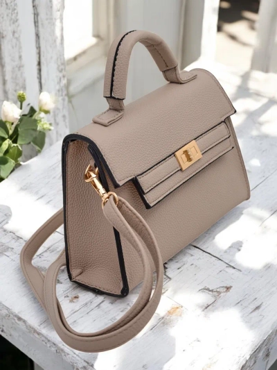 Royalfashion Elegante kleine Handtasche für Damen, Typ: Handtasche. Elegante, kleine Handtasche für Damen, ausgestattet mit einem magnetischen Verschluss. Sie verfügt über einen abnehmbaren, verstellbaren Riemen, der ein komfortables Tragen auf verschiede