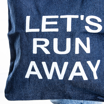 Marineblaue Damen-Stoffhandtasche mit der Aufschrift "Let's run away" - Handtaschen