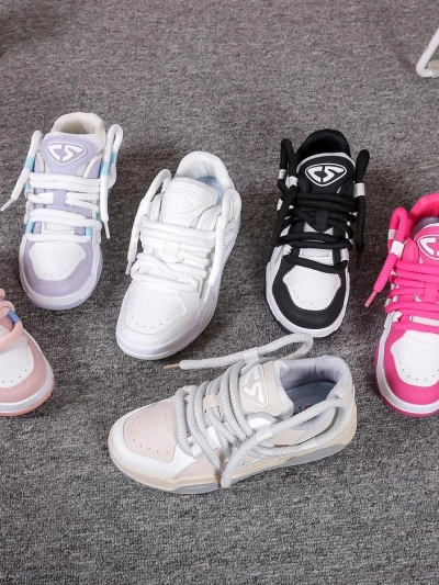 Royalfashion Damen Sport-Sneaker mit dekorativen Schnürsenkeln Clesiv