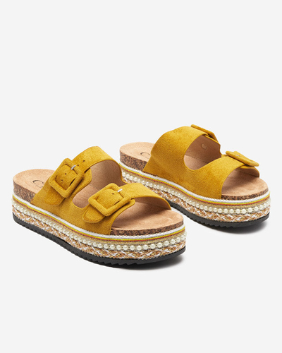 Senffarbene Damenhausschuhe auf dicker Carisno-Sohle - Schuhe