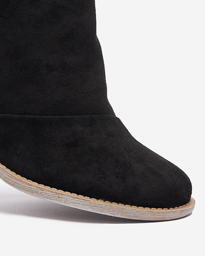 Schwarze isolierte Damenstiefel auf einem braunen Karela-Pfosten - Schuhe