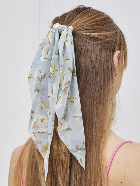 Royalfashion Haargummi mit einem Band, verziert mit kleinen Blumen und Perlen Florennea