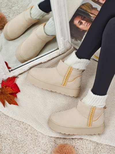 Kurze Damenstiefel a'la Schneestiefel Pravel