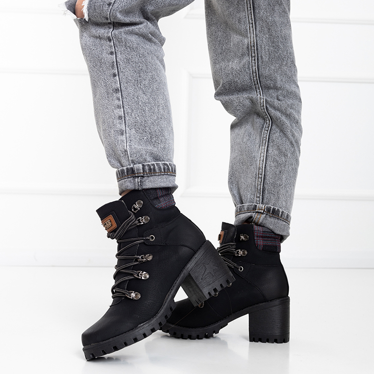 OUTLET Schwarze Damenstiefel auf der Royaltan Post - Schuhe