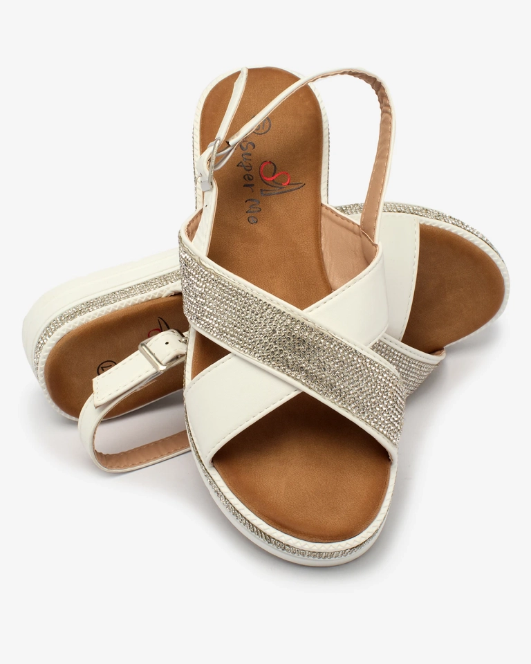 Royalfashion Weiße Damen-Sandalen aus Öko-Leder mit Zirkonen Trikys