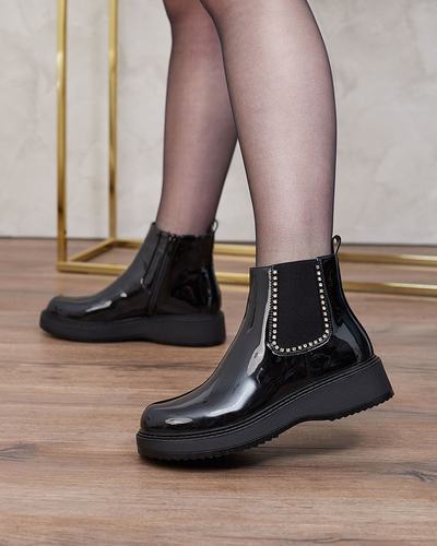 Royalfashion Schwarze Damenstiefel mit flachem Absatz und Zirkonen Winuma