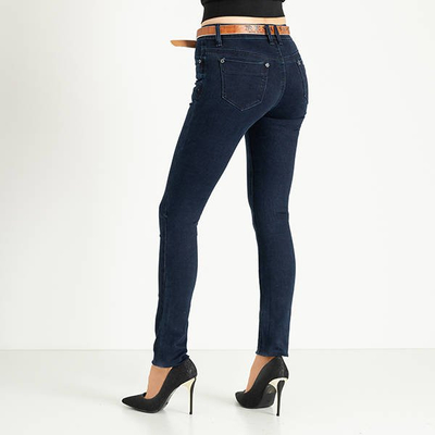 Dunkelblaue Röhrenjeans mit Gürtel - Hose